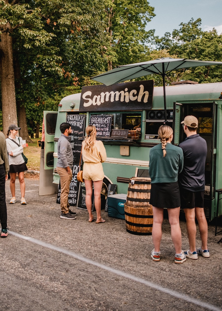 Des food truckers et leurs clients devant un camion de street food