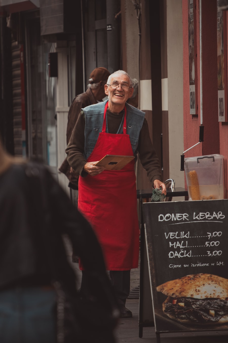 Un vendeur de street food souriant à son stand