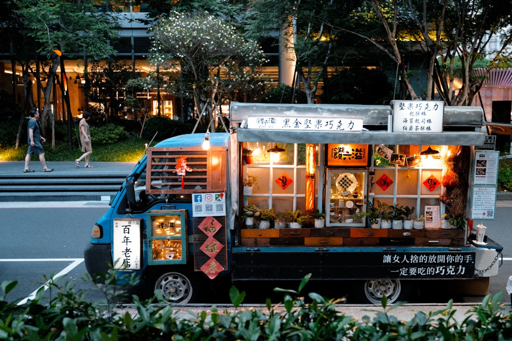 Un food truck illuminé en soirée